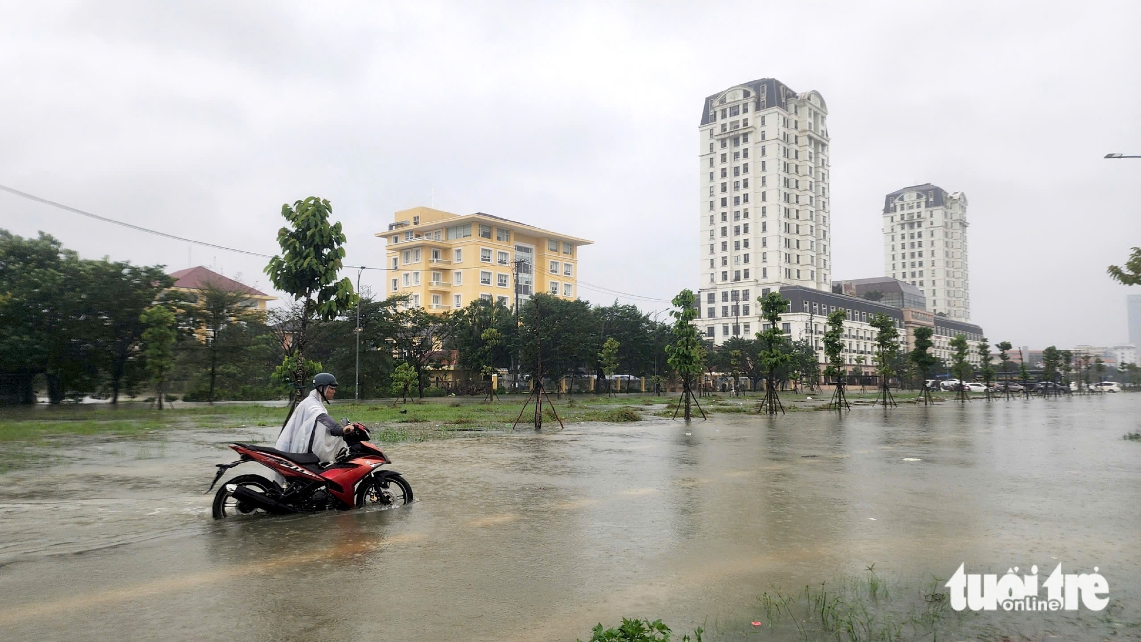 顺化暴雨惊人,部分地区超过1300毫米,多条市中心道路严重积水
